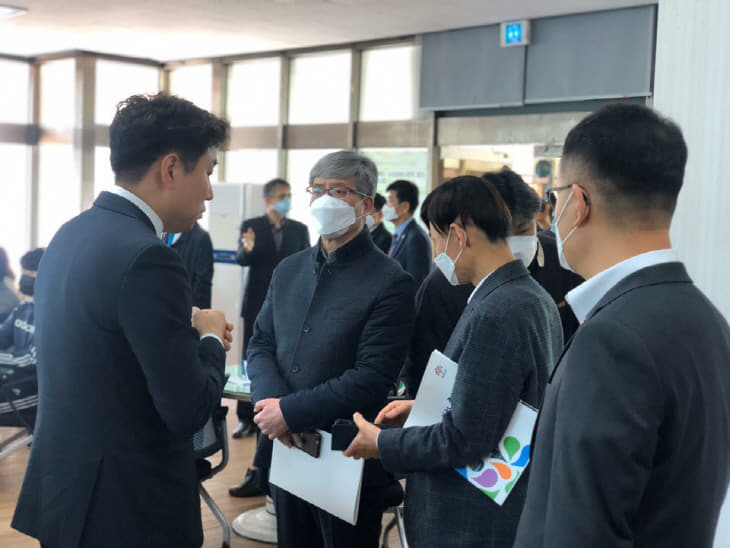 (왼쪽) 아산지점 방문 격려 사진