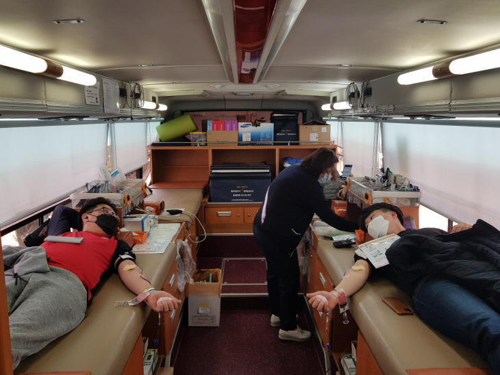 06-1 헌혈하고 있는 주민들사진