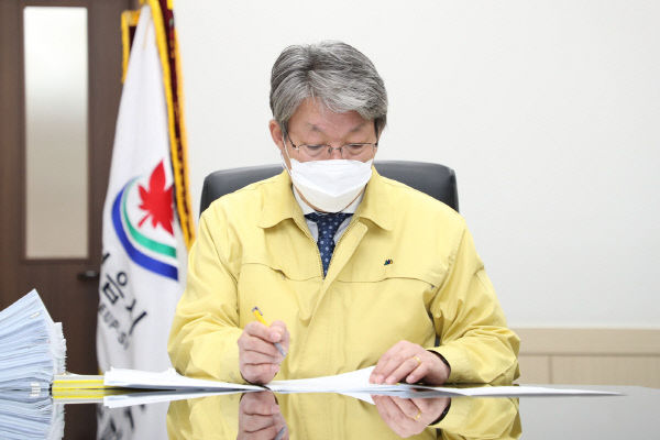 유시장을 비롯 모든 공무원 마스크 착용 근무)