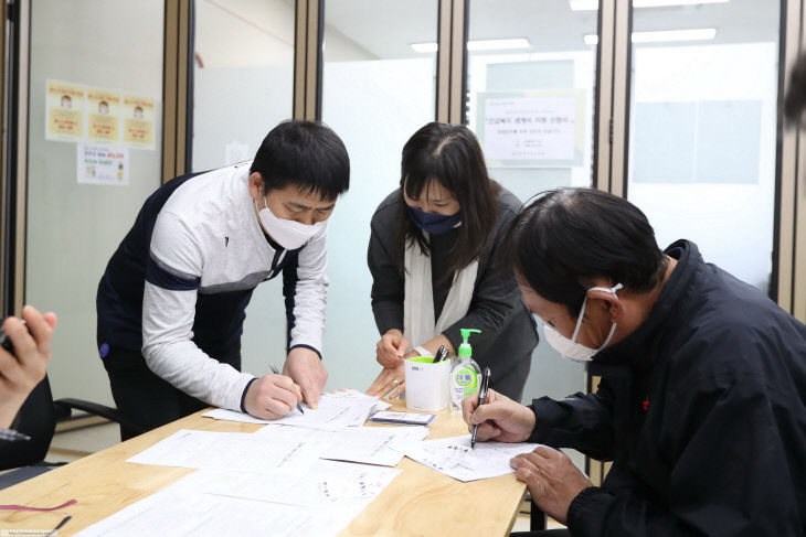 사진1-1. 발안상인연합회가 재난생계수당을 접수받고 있는 모습