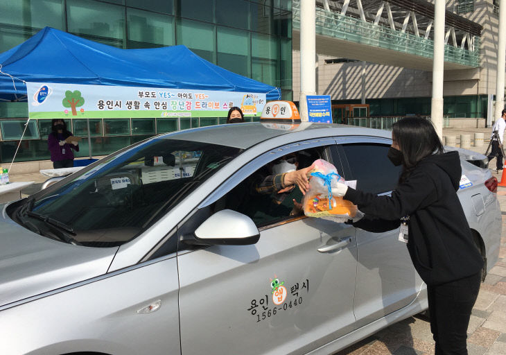 25일 드라이브스루 장난감도서관 운영