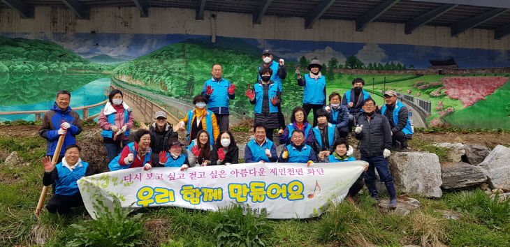 금학동주민자치위 꽃 심기 사진