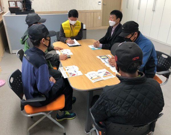 보도1)농산업인력지원센터 상담 사진