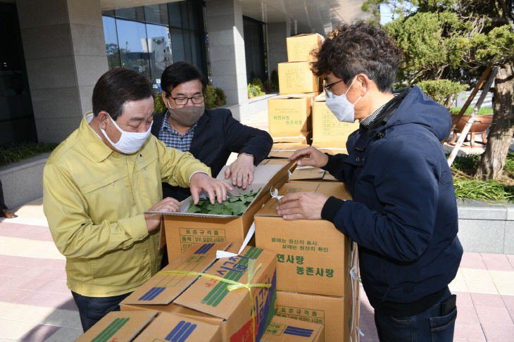 보도자료01_황선봉 군수가 학교급식용 농산물을 살펴보는 모습