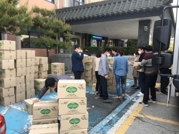 3. 친환경 농산물 꾸러미 배송 장면 (1)