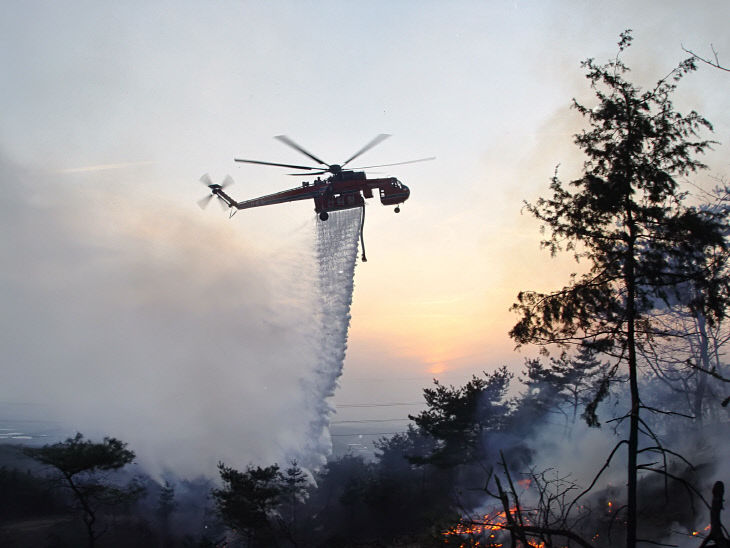 7. (산림청제공) 산불진화헬기 산불진화사진