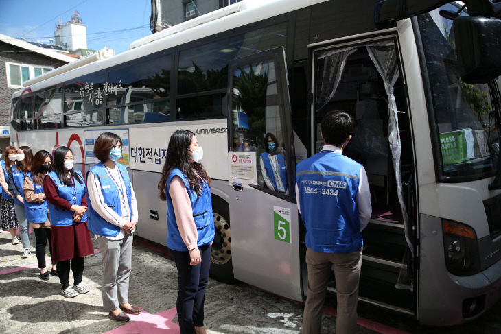 첨부사진_CMB임직원 헌혈모습1