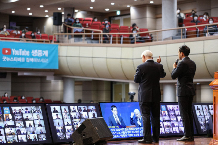 온라인성경세미나에서 복음을 전하고 있는 박옥수 목사