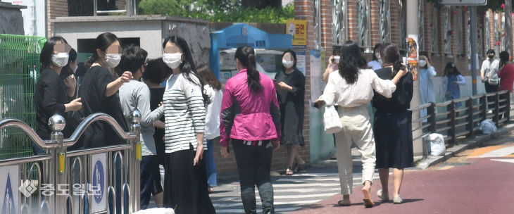 20200529-자녀 기다리는 학부모