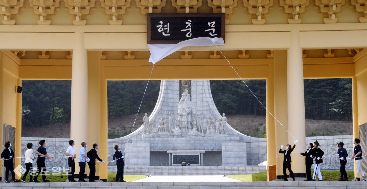 20200529-현충문 현판 교체