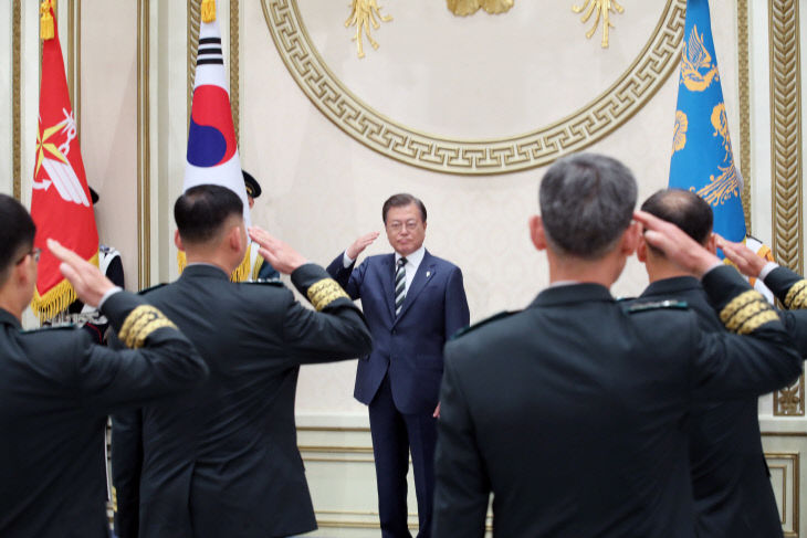 문 대통령에게 경례하는 군 장성들<YONHAP NO-4929>