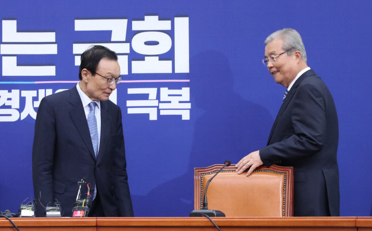마주 선 이해찬-김종인<YONHAP NO-4941>
