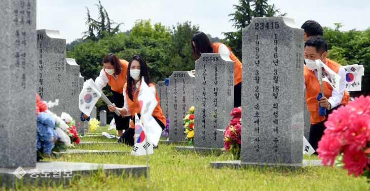 20200603-한화 현충원 태극기 꽂기