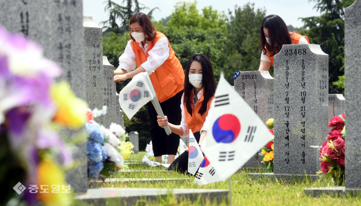 20200603-한화 현충원 태극기 꽂기1