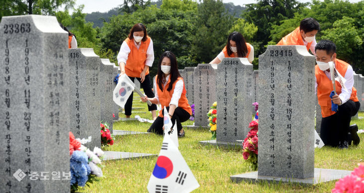 20200603-한화 현충원 태극기 꽂기2