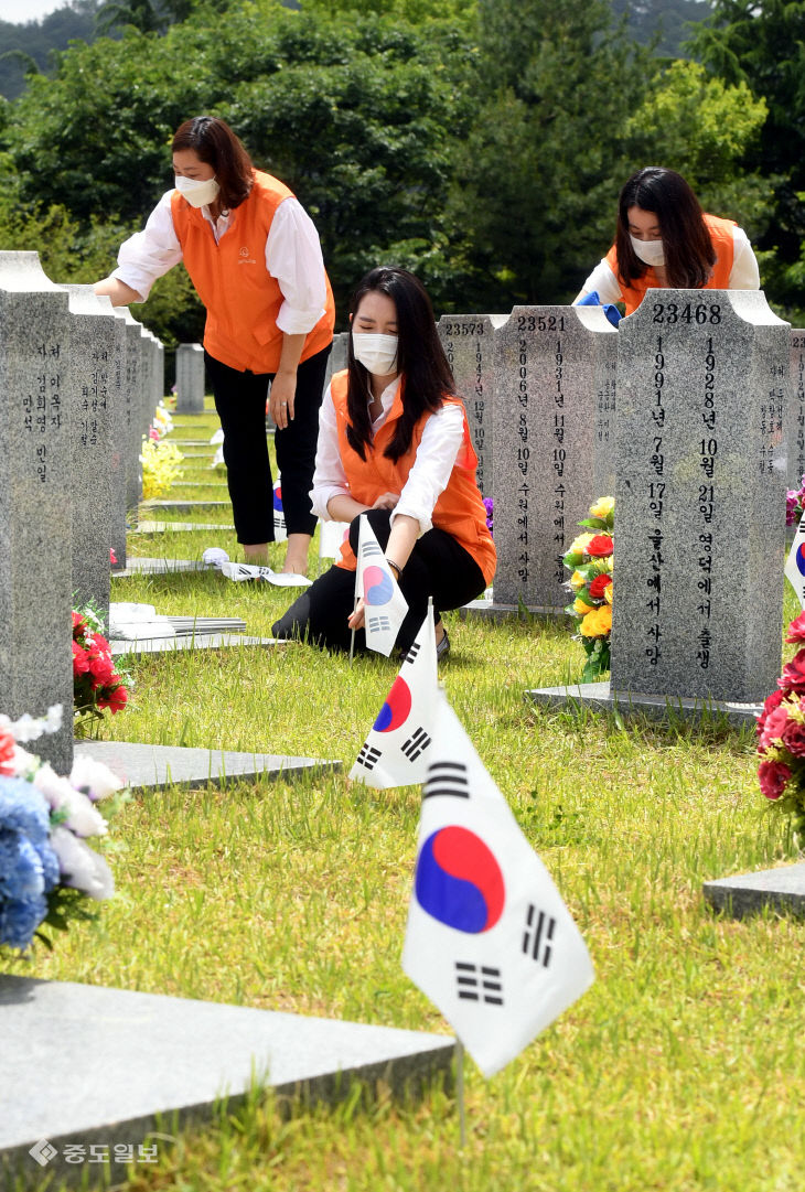 20200603-한화 현충원 태극기 꽂기3