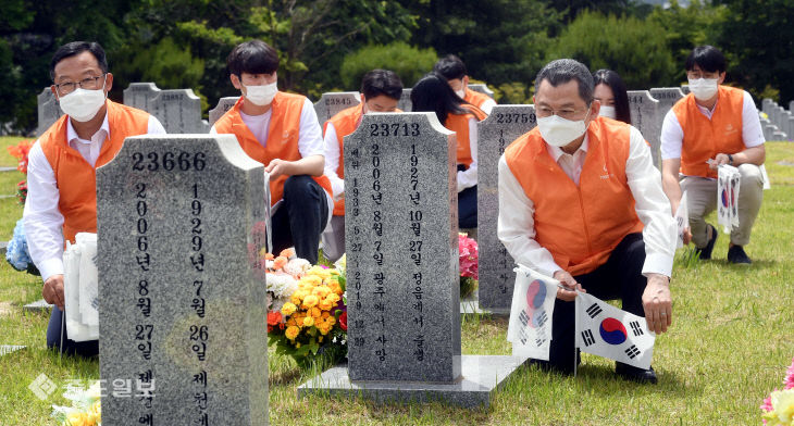 20200603-한화 현충원 태극기 꽂기4