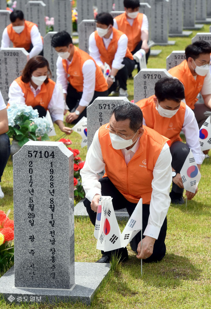 20200603-한화 현충원 태극기 꽂기5