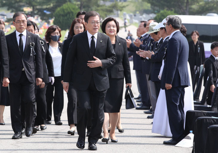 현충일 추념식 입장하는 문 대통령<YONHAP NO-2669>