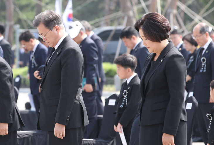 추도 묵념하는 문 대통령<YONHAP NO-2666>