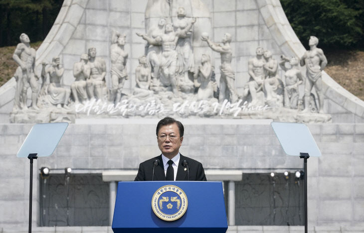 추념사 하는 문재인 대통령<YONHAP NO-4193>