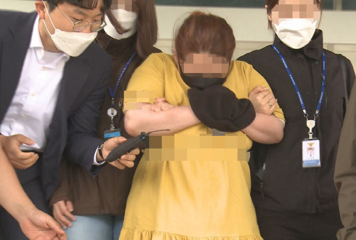 영장 실질심사 향하는 의붓어머니<YONHAP NO-7614>