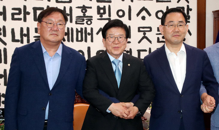 손잡은 국회의장과 여야 원내대표<YONHAP NO-4021>
