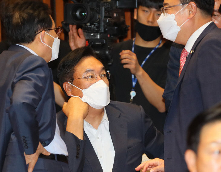 대화나누는 정진석 의원<YONHAP NO-3044>
