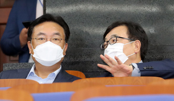 이야기하는 정진석과 서병수<YONHAP NO-2143>