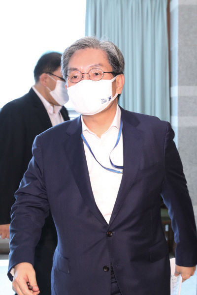 수석·보좌관회의 참석하는 노영민 비서실장<YONHAP NO-2857>