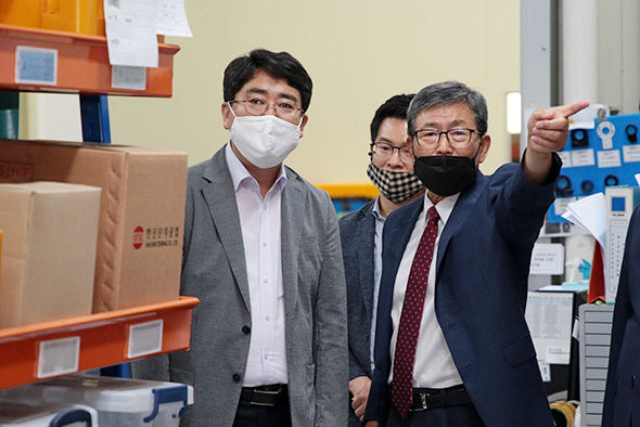 듀링을 방문해 격려 및 투자유치를 위해 노력하고 있다.