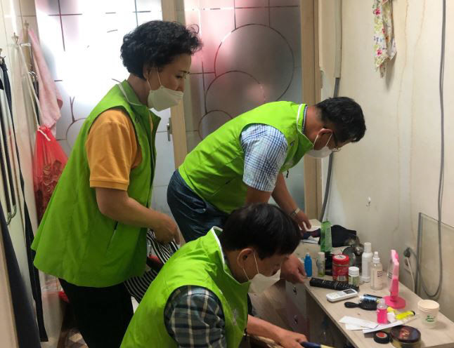 신안동 행복키움, 집 청소부터 후원물품 전달까지