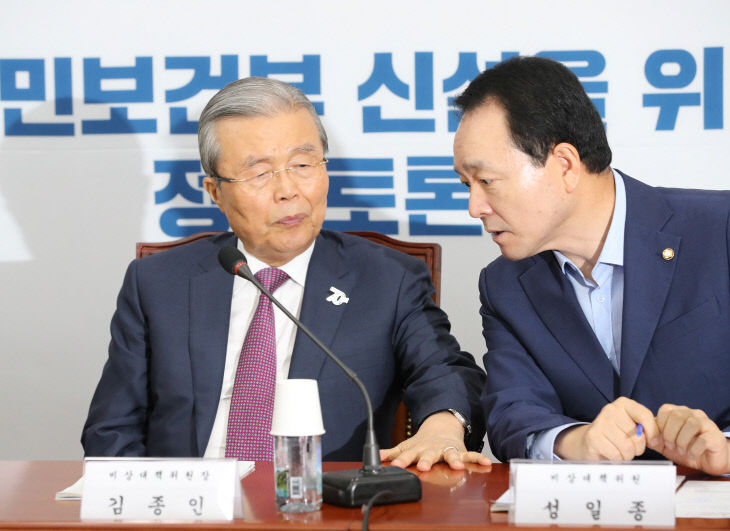 대화 나누는 김종인-성일종<YONHAP NO-2264>