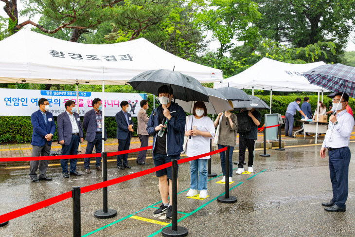 를 전하는 육근열 총장님과 교직원
