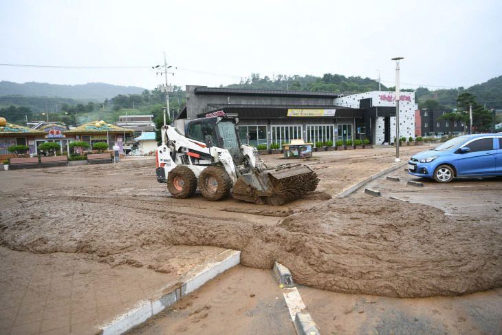 복구작업 구슬땀<YONHAP NO-3910>