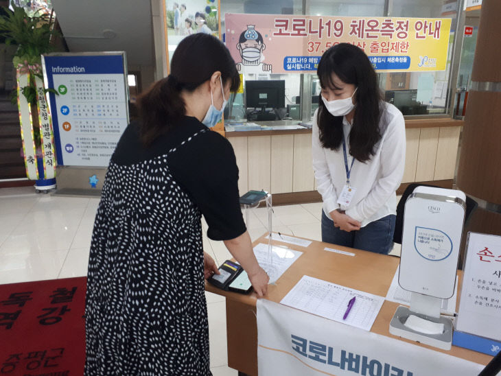 폐 스마트 폰 활개치다 사진