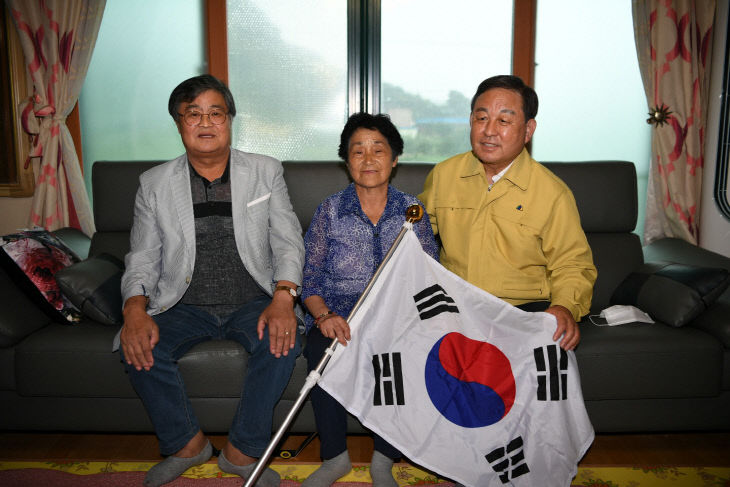보도자료02_독립유공자 유족 송복순씨 위문 모습