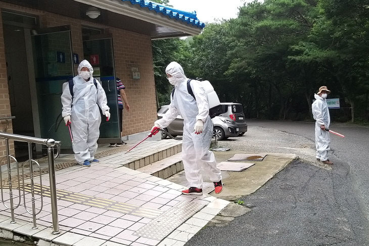 2. 운산 용현계곡 방역소독하는 장면