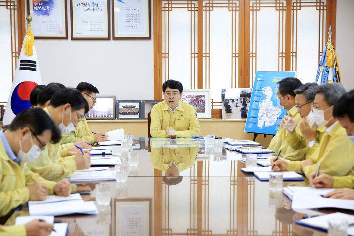 10일 시장실에서 간부들과 긴급상황점검회의 장면1