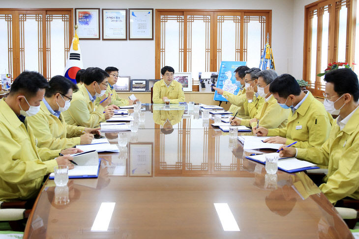 10일 시장실에서 간부들과 긴급상황점검회의 장면