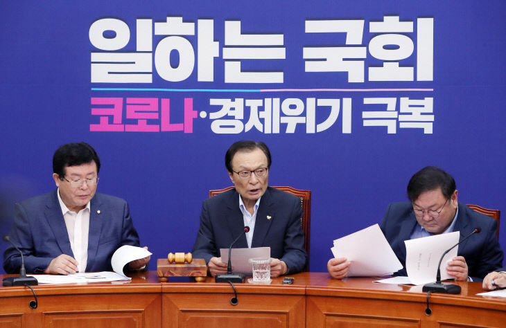 발언하는 민주당 이해찬 대표<YONHAP NO-1679>