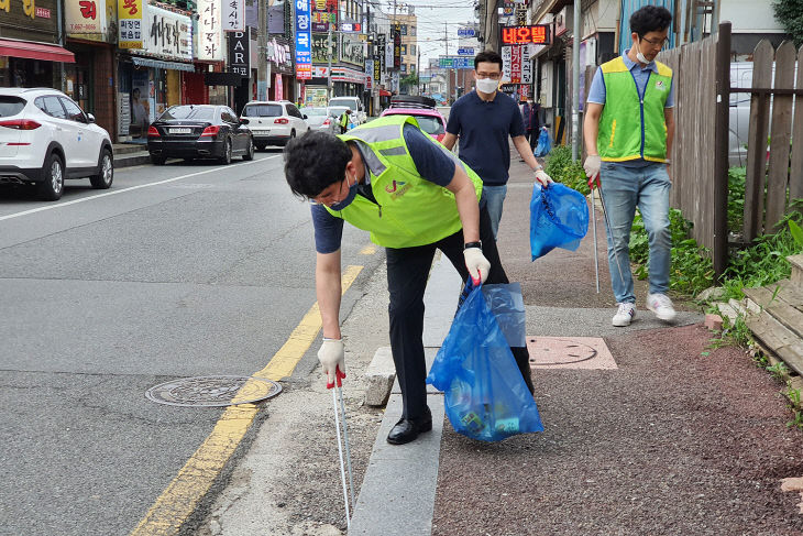 14일 새벽 맹정호 시장이 서령상가 수해 쓰레기 환경정화 장면