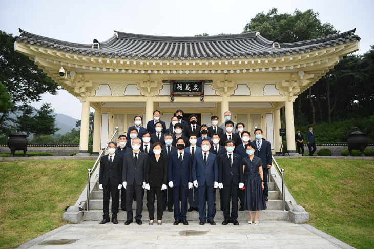 사진보도자료_제75주년 광복절 충의사 참배 후 기념촬영