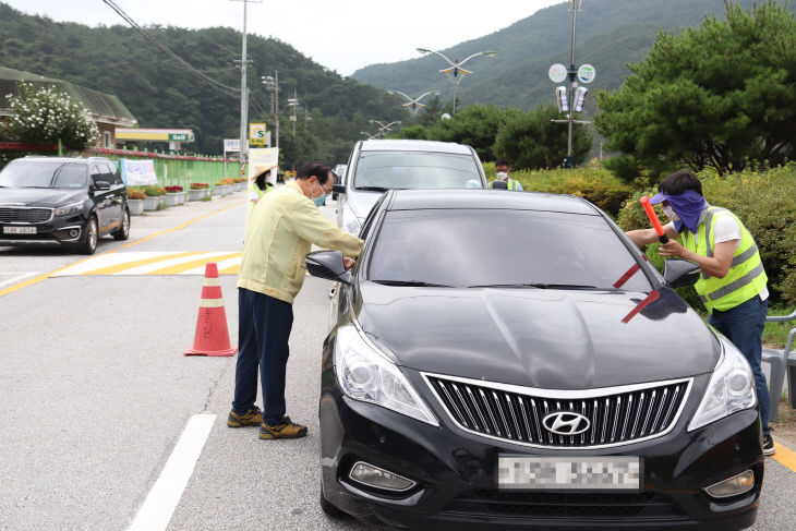 8.22 정상혁 보은군수 속리산 터미널 앞 발열체크