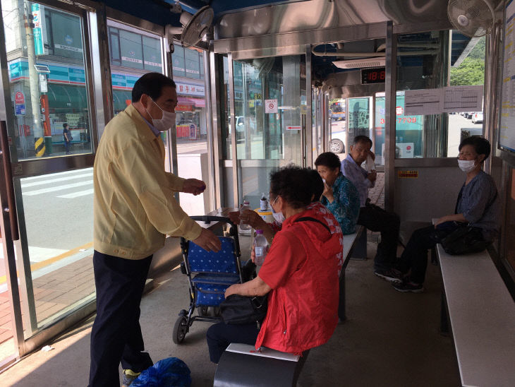 보도자료03_버스승강장 이용 승객 대상 '얼음물' 전달 모습