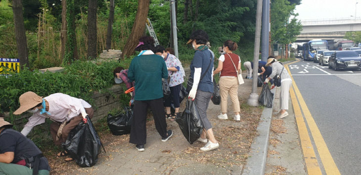 찜통 더위에 비지땀 흘리는 통장님들