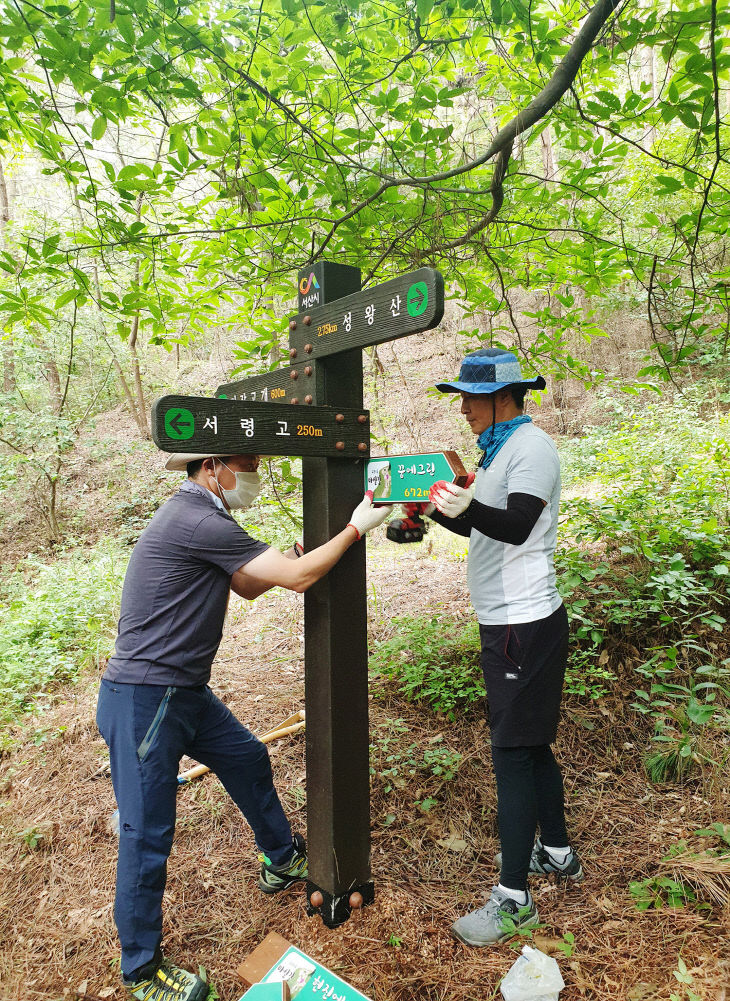 3.동문1동 마실길 이정표 설치 장면