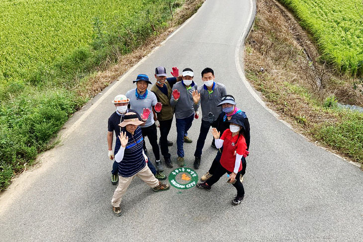 3.동문1동장과 동문1동주민자치위원회 마실길 답사모습