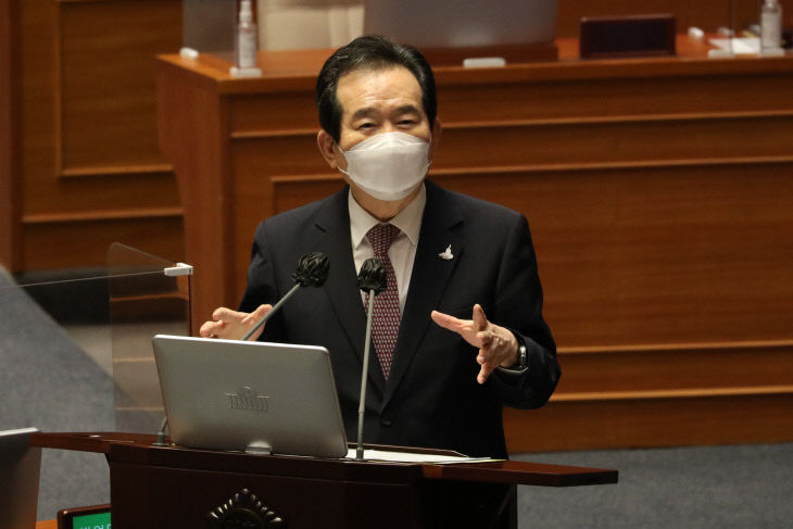 답변하는 정세균 국무총리<YONHAP NO-4875>