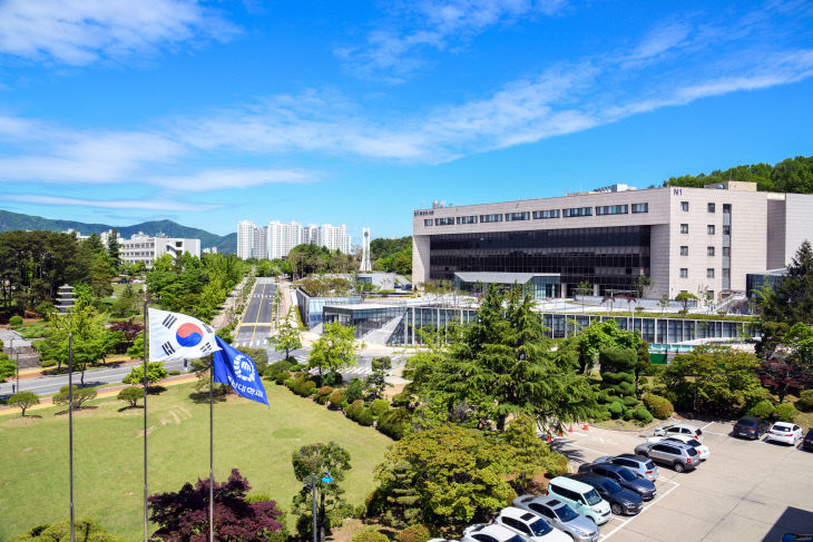 도서관(대학본부 교기)